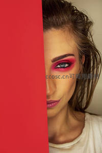 红妆女性半遮面，时尚感十足