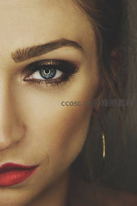 精致女眼妆特写，红唇迷人