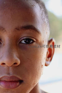 汗水淋漓的少年凝视镜头