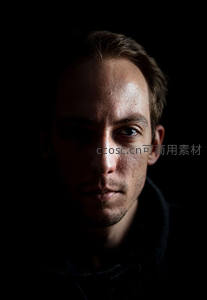 暗影中的男人深邃凝望