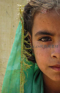 绿纱蒙面女孩静谧凝望