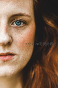 雀斑少女蓝眸温柔特写