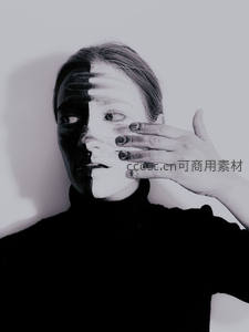 黑白光影下的神秘面庞与手部特写