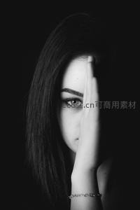 黑背景下单眼凝视的极简肖像