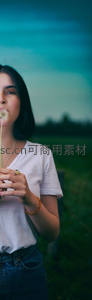 田野间吹蒲公英的宁静少女时光
