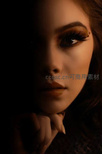 暖光下的精致妆容与沉思神情