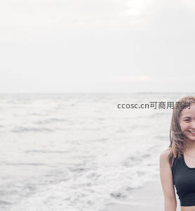 海边微笑少女与宁静海景相伴