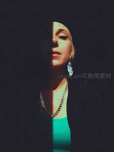 光影交错中的时尚女性半脸特写