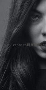 黑白长发女子侧颜特写