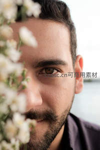 花丛中微笑的男士近景