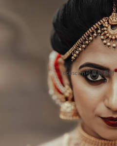 印度新娘精致头饰与深邃眼眸特写