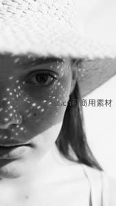 草帽光影下的少女黑白艺术肖像