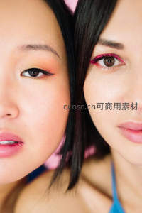 双人并肩彩色眼妆时尚美妆特写