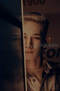 少年透过玻璃凝视镜头的瞬间