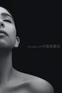 黑白光影下的宁静女性侧颜