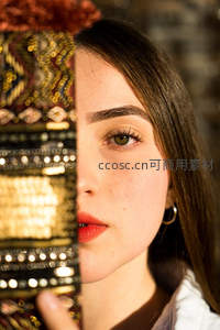 红唇少女与华丽手袋的时尚邂逅