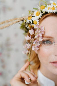 雏菊花环下的精灵少女