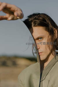 镜中人影与自然光影的艺术融合