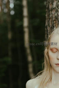 森林深处闭目养神的金发女子