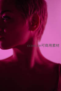 粉紫霓虹灯光下的侧颜轮廓剪影