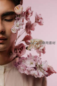 花簇轻拂面颊的静谧人像艺术照