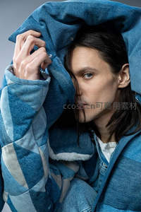 蓝色外套下的神秘眼神