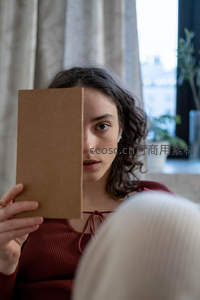 纸板遮面半露真容