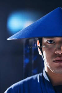 蓝帽武士，神秘目光穿透黑暗