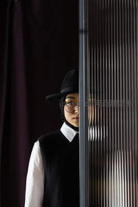 帘后窥视，戴帽女子的神秘一瞥