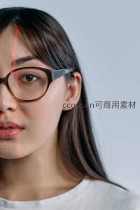 戴眼镜的女性特写，眼神专注而温柔