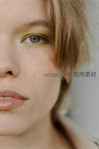 金色眼影妆容特写，自然光下细腻质感