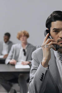 商务男士电话会议，专注神情专业干练