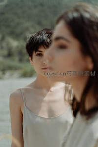 自然光下两位女性的宁静瞬间