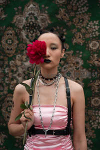 粉色缎面礼服与红牡丹的时尚人像