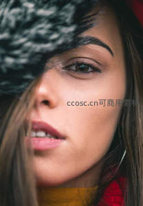 毛绒帽檐下的深邃眼神特写