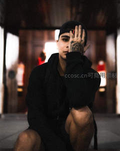 街头巷尾的酷黑潮流青年