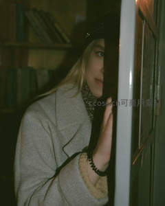 书架旁的神秘凝视，冬日氛围感拉满