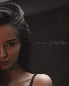 暗调光影下，精致五官与深邃眼神