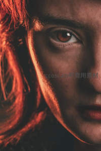 炽热红光中的锐利眼神，情绪张力十足