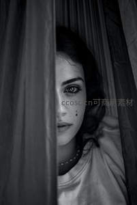 黑白帘幕间凝视的神秘女子