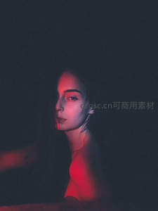 暗夜红光中的侧颜轮廓