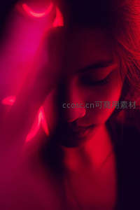 霓虹红光下闭目的沉思者