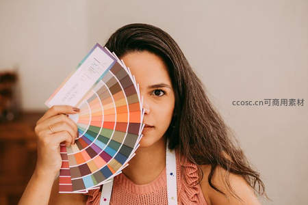 设计师手持色卡专注凝视