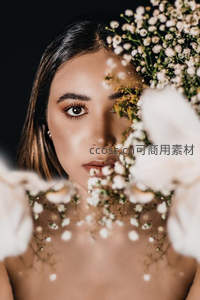 花丛中的少女，眼神清澈如水