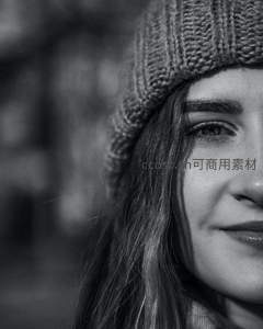 黑白光影下的温柔微笑，针织帽女孩