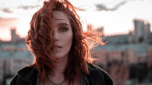 夕阳下红发飞扬，都市背景尽显自由风