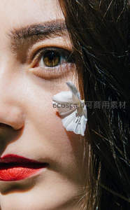 眼眸与花瓣的邂逅，红唇映衬自然之美