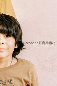 戴帽孩童浅笑温馨生日时刻