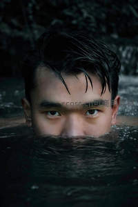 水中男子凝视镜头神秘氛围