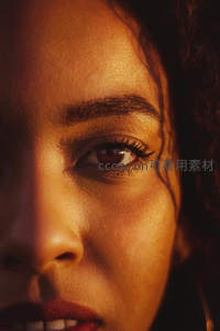暖光下的深邃眼神特写